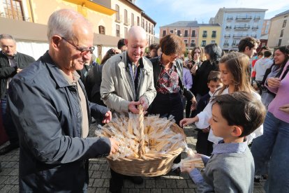 Toño y Lolo, hijos del barquillero reparten barquillos a sus nietos a otros niños que se han acercado a la plaza del Ayuntamiento. FOTO L. DE LA MATA