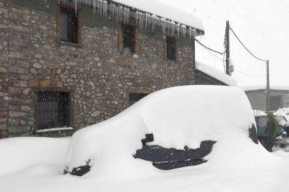 Coche cubierto de nieve en Busdongo. Foto: Javier Casares.