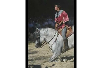 Incluso los animales sufren caidas en los ataques mientras su jinete lucha por mantenerse sobre su montura.