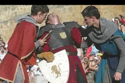 Hay quien no soporta los lances de una lucha sin cuartel. Dos compañeros ayudan a un desfallecido caballero.