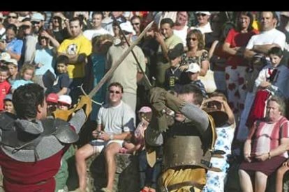 Todos y cada uno de los participantes en la Justa lucían los atuendos medievales que transportaron a un público entregado a la Mansilla medieval.