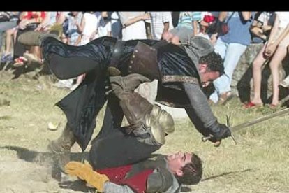 Los caballeros entraron en lid, ejecutando las diversas pruebas de las que consta un torneo de estas característas; habilidades a caballo, lucha con lanzas, lucha con espadas...