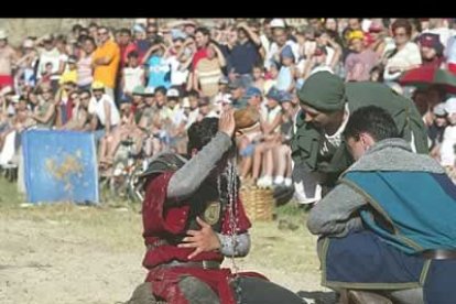La victoria está cerca pero el caballero no se rinde, ya sin montura y desde el suelo, lucha por la defensa de su mancillada honra.
