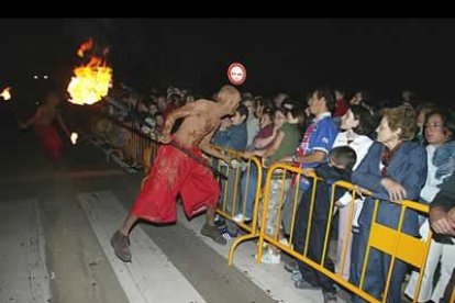 El fuego, como en años precedentes, fue fiel a su cita en Ponferrada. Bufones, duendes, juglares y un público siempre dispuesto al aplauso.