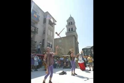 Los malabares llegaron a Ponferrada de la mano de varios grupos que sorprendieron con sus trucos imposibles a todos los presentes.
