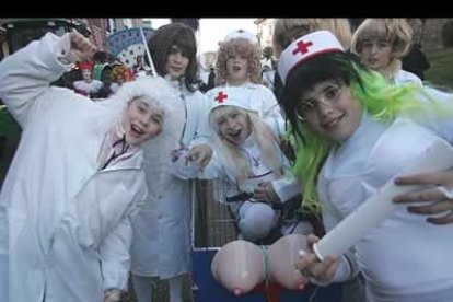 Unos jóvenes rinden homenaje a la sanidad, con sus disfraces de médicos y enfermeras.
