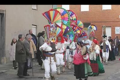 Toros, guirrios y el resto de los personajes salieron este año a la plaza marcados por la chifla y el tamboril que tocaba el artesano Fran Pozuelo.