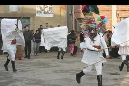 Los sacos, los trozos de madera, los huesos de animales... todo parece indicar que el domingo gordo es un regreso al pasado.