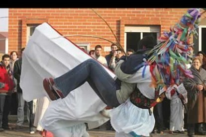 El objetivo, entretener a los asistentes además de demostrar que el carnaval no son sólo trajes de colores brillantes, sino que el antruejo es algo de gran trascendencia en la provincia de León.