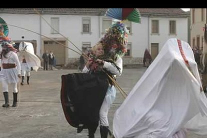 Toros y guirrios corrieron y azuzaron a las mozas. Los personajes de saco asustaron a los cientos de personas que se congregaron en Velilla, esparcieron la ceniza e hicieron ruido con sus latas.