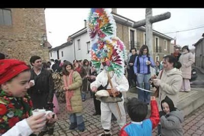 Los antruejos de Llamas de la Ribera siguen siendo un referente en el desarrollo de estas fiestas ancestrales de origen pagano que mezclan ritos mitológicos y de iniciación sexual