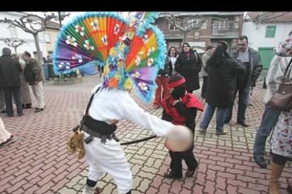 Con una gran participación de personajes ataviados a la antigua usanza del lugar, los personajes venidos del pasado llenaron de colorido y vistosidad la plaza mayor.