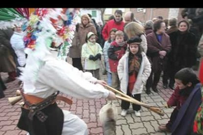 Las piruetas y saltos de los guirrios y los bailes de las madamas pusieron una nota de color y alegría entre el público.