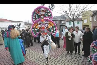El ritual del antruejo se desarrolló perfectamente, participando todos los personajes sembrando de cenizas y miedo a los más pequeños.