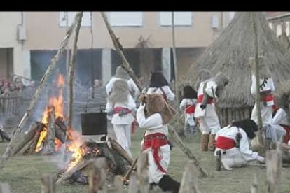 En el jardín de la plaza se encuentra instalado, durante todo el año, el poblado jurrral: chozas de madera con techos de urces y montones de leña a los que se prenderá fuego.