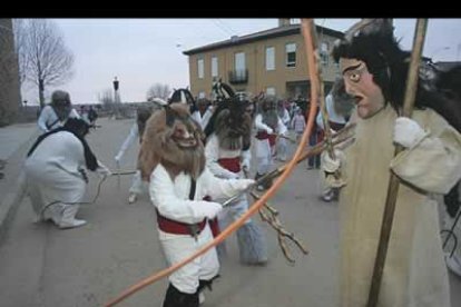 El Gran Jurru, el jefe de las bestias malvadas, despierta para invadir y atemorizar la villa.