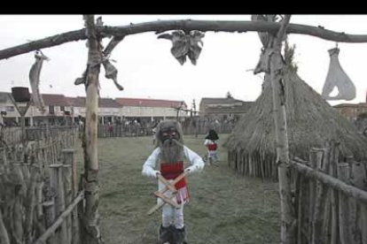 Suena el cuerno y la villa implora el amparo de Doña Cuaresma, que abandona su retiro en la iglesia de San Verísimo, para, acompañada del pendón alijano, exigir la rendición del Gran Jurru.