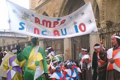 La plaza de la Catedral leonesa fue ayer el escenario de uno de los muchos desfiles que han tenido lugar estos días en la capital.