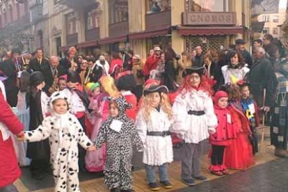 Así los alumnos de varios colegios de León, como el San Claudio, Antonio González de Lama o Gumersindo de Azcárate desfilaron con pancartas junto a gigantes y cabezudos.
