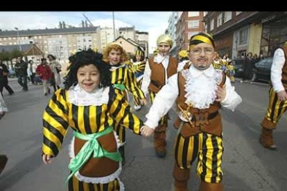 Las principales calles de la ciudad se convirtieron ayer en una serpiente multicolor con el desfile infantil, que contó con la participación de alrededor de 1.800 personas.