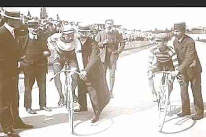Poco a poco se van introduciendo cambios y así, en 1905 se sube por primera vez un puerto de montaña y se suprimen las etapas nocturnas. En 1909 se produce la primera victoria de un extranjero.