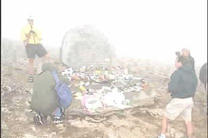 El éxito y la tragedia son las dos caras del ciclismo y del Tour. En 1967 la muerte llegaba a la carrera en unas de las rampas del Mont Ventoux. En la foto, el monumento en memoria del británico Simpson.