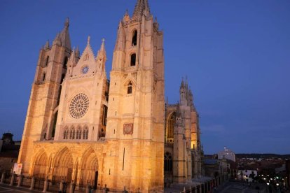 Imagen del templo con las nuevas luces. JAVIER FERNÁNDEZ ZARDÓN