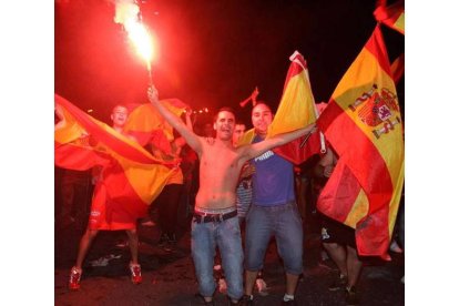 Bengalas y banderas dieron color a una noche plena de orgullo. Secundino Pérez