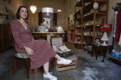 Carmen García Fernández en su tienda Antiquae de Boñar, se abre paso como organizadora de ‘puertas abiertas’ en casas particulares para vender enseres. RAMIRO