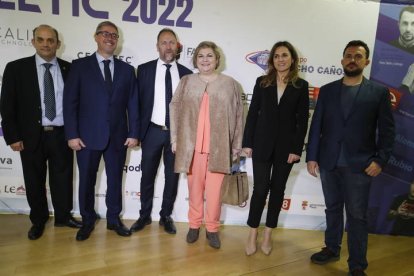 Foto de familia de los premiados por la asociación Aletic. RAMIRO