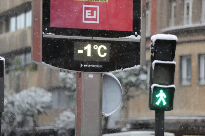 Los térmometros, desplomados este miércoles en León. DL