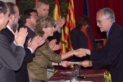 Pilar del Castillo entrega a Díez el Premio Nacional de narrativa. J.M M.