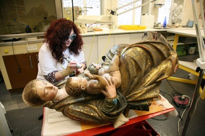 Imagen de archivo de la restauración de una virgen de la Catedral de León en el Centro de Restauración de Simancas. EDUARDO MARGARETO