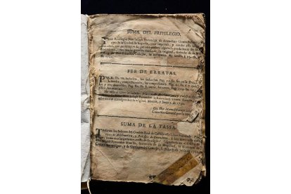 Fotos del antes y el después de la restuarción en Simancas del libro ‘Platicas de Arithmetica y Palestra de Contadores’, de la Biblioteca Pública de León, que se encontraba en un estado de conservación muy deficiente. El libro, de 1732, es obra de Joseph Fernández de Anuncibay Urreta Basurto. CENTRO DE RESTAURACIÓN DE SIMANCAS