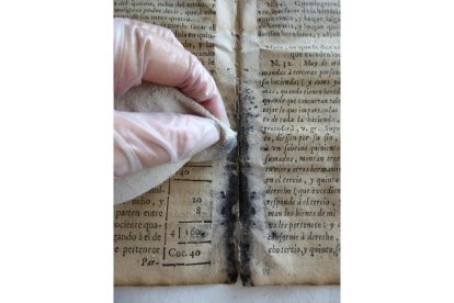 Fotos del antes y el después de la restuarción en Simancas del libro ‘Platicas de Arithmetica y Palestra de Contadores’, de la Biblioteca Pública de León, que se encontraba en un estado de conservación muy deficiente. El libro, de 1732, es obra de Joseph Fernández de Anuncibay Urreta Basurto. CENTRO DE RESTAURACIÓN DE SIMANCAS