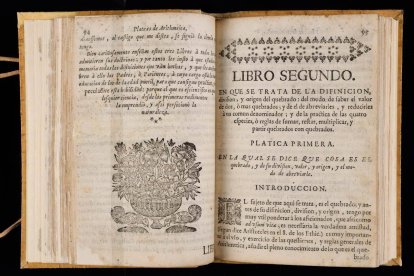 Fotos del antes y el después de la restuarción en Simancas del libro ‘Platicas de Arithmetica y Palestra de Contadores’, de la Biblioteca Pública de León, que se encontraba en un estado de conservación muy deficiente. El libro, de 1732, es obra de Joseph Fernández de Anuncibay Urreta Basurto. CENTRO DE RESTAURACIÓN DE SIMANCAS