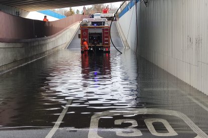 Los efectivos del 112 intentan achicar la inundación de los pasos de Príncipe. P.I.