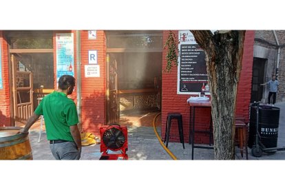 Actuación de los bomberos en el incendio de un restaurante de León. J. NOTARIO