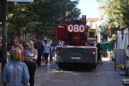 Actuación de los bomberos en el incendio de un restaurante de León. J. NOTARIO