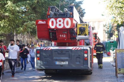Actuación de los bomberos en el incendio de un restaurante de León. J. NOTARIO