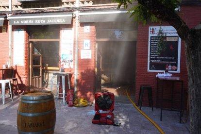 Actuación de los bomberos en el incendio de un restaurante de León. J. NOTARIO