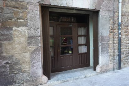 Actuación de los bomberos en el incendio de un restaurante de León. J. NOTARIO