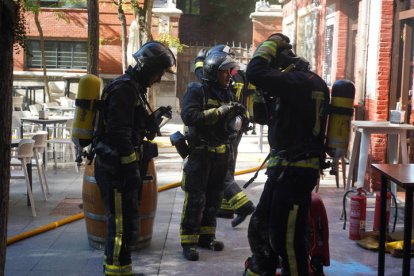 Actuación de los bomberos en el incendio de un restaurante de León. J. NOTARIO