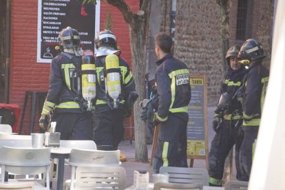 Actuación de los bomberos en el incendio de un restaurante de León. J. NOTARIO