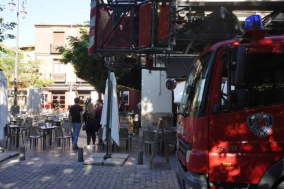 Actuación de los bomberos en el incendio de un restaurante de León. J. NOTARIO