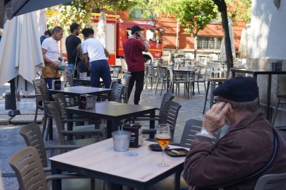 Actuación de los bomberos en el incendio de un restaurante de León. J. NOTARIO