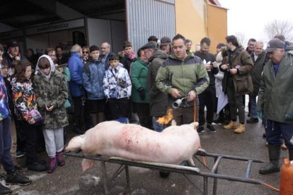 Momento del inicio del acto de la limpieza del gocho donde los más pequeños fueron mucho interés. CAMPOS