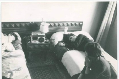 Imagen de tres de los integrantes de la banda en un descanso de la grabación del elepé. CORTESÍA DE HÉCTOR ESCOBAR