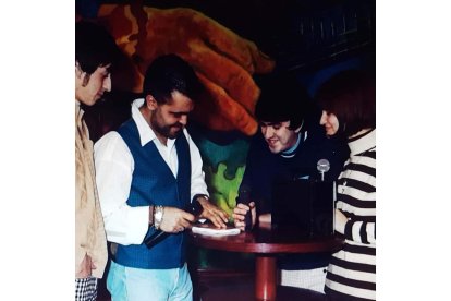 José Manuel 'Mures' con parte de los integrantes de Los Flechazos. CORTESÍA DE MURES