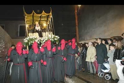 La noche se echó encima del acto procesional.